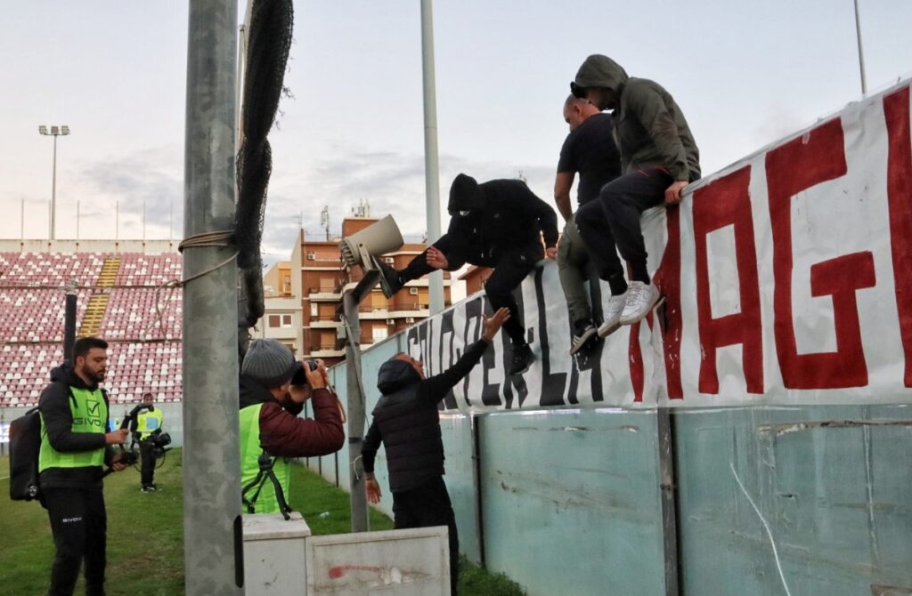 Reggina-Gela Torrisi con capi ultrà della Curva