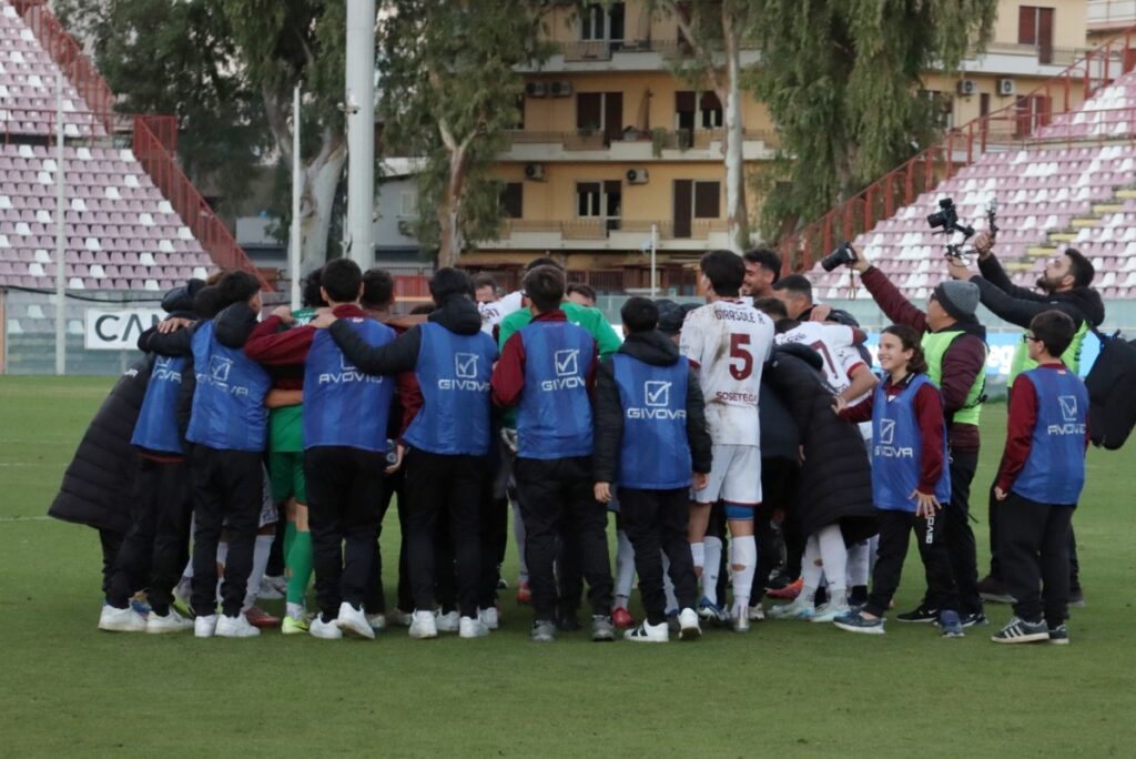 Reggina-Gela festa squadra al fischio finale