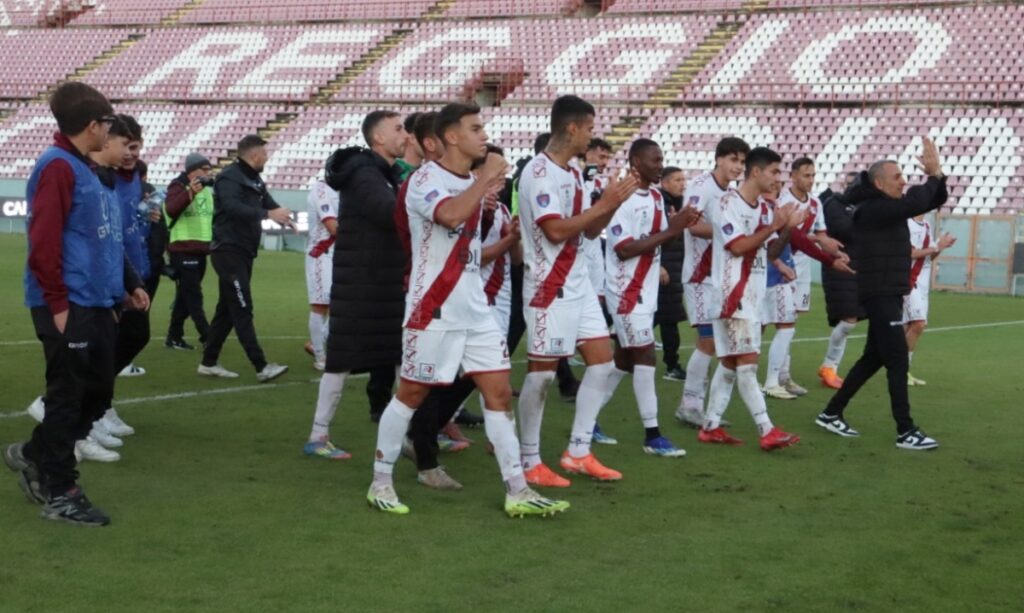 Reggina-Gela festa squadra al fischio finale