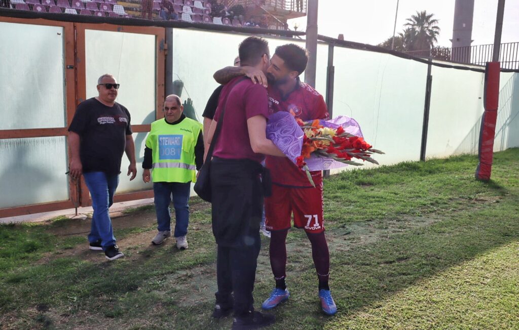 Reggina-Igea Virtus consegna mazzo di fiori da porcino