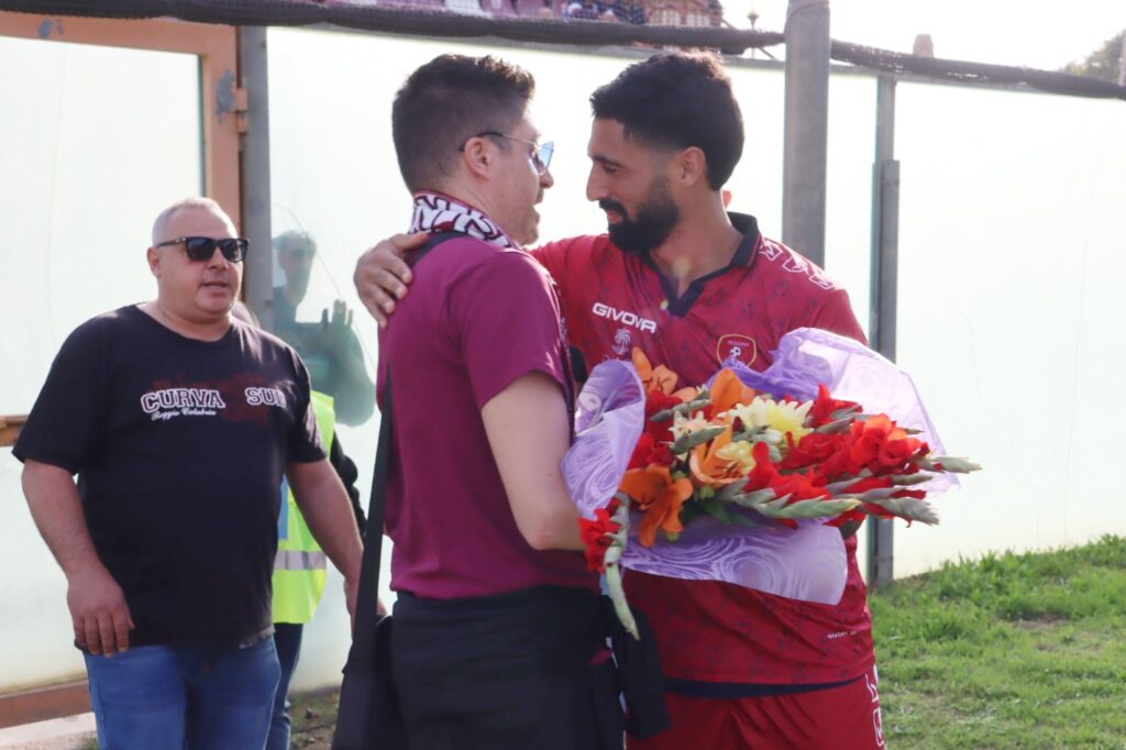 Reggina-Igea Virtus consegna mazzo di fiori da porcino