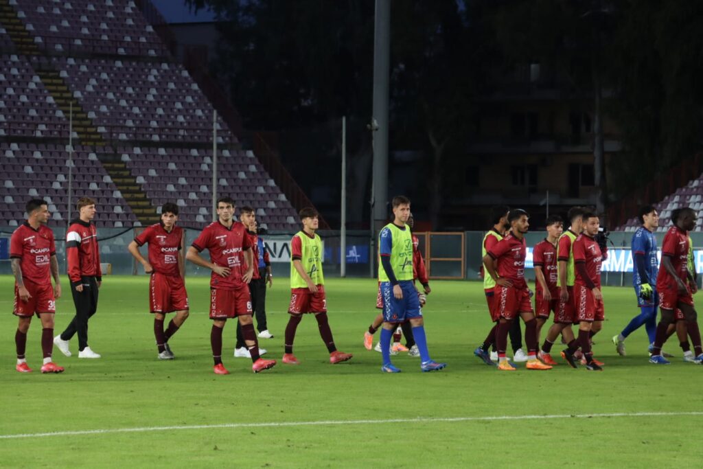 Reggina sconsolata dopo la sconfitta al Granillo contro l'Igea Virtus