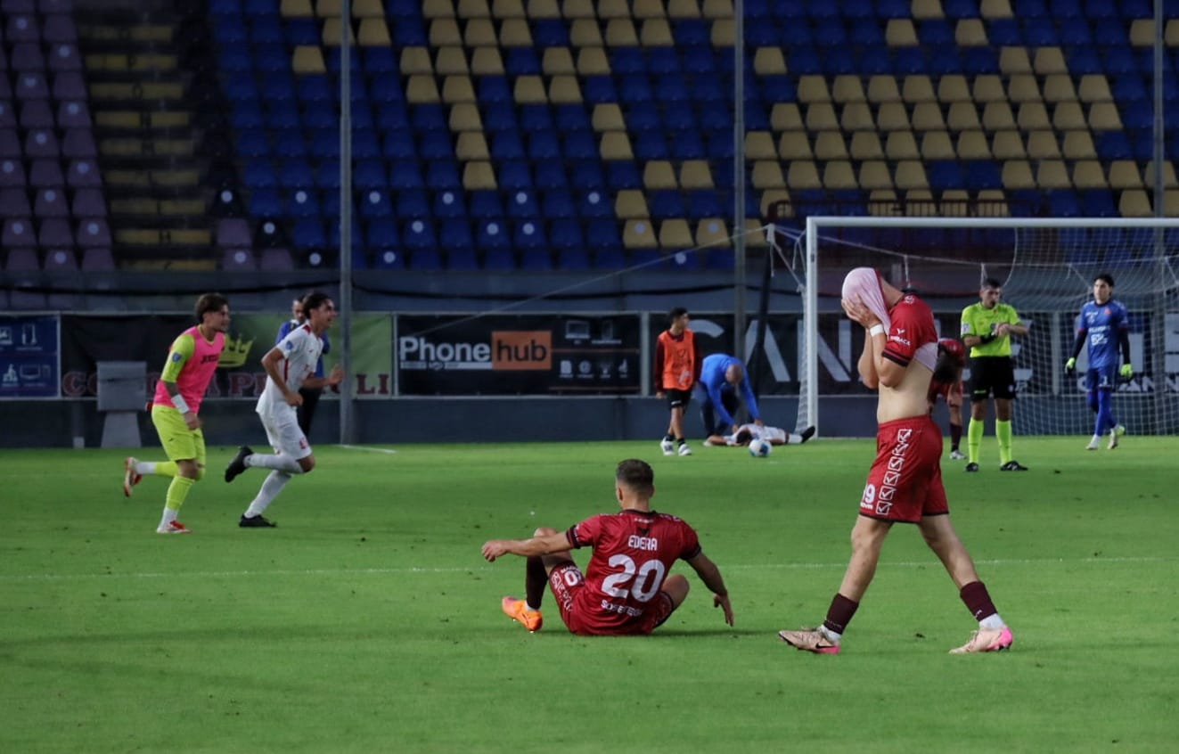 Reggina sconsolata dopo sconfitta al Granillo contro l’Igea Virtus