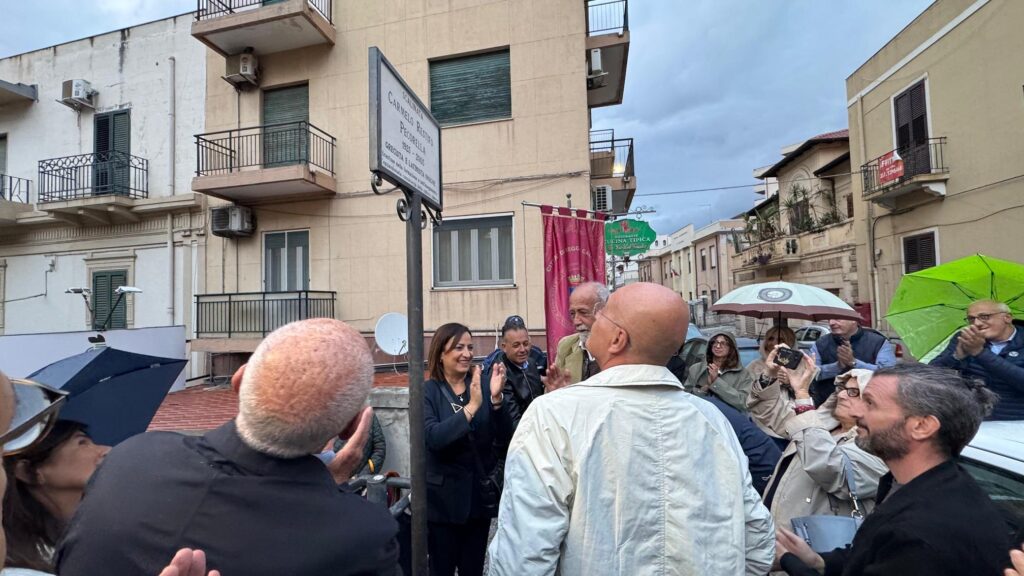 Una delle scalinate tra via Reggio Campi a via Possidonea porta il nome di Carmelo Restifo Pecorella
