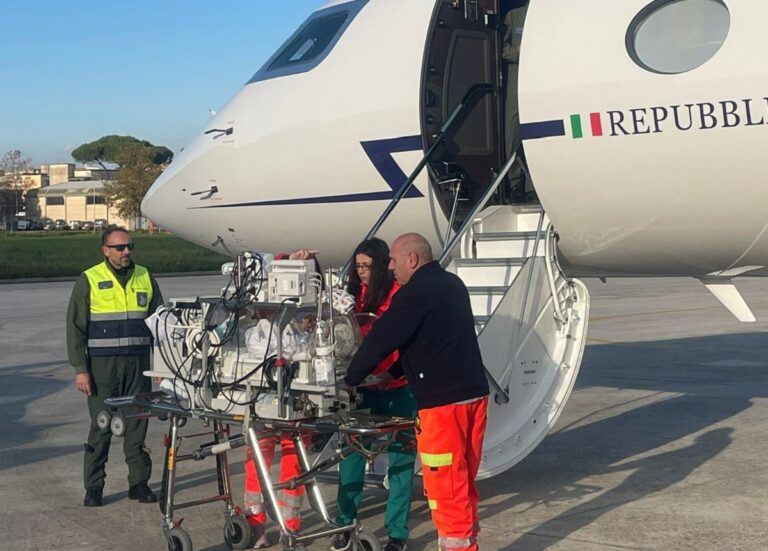 Neonata di un giorno trasferita d’urgenza in aereo da Lamezia Terme a Napoli