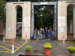 amministrazione cittanova davanti al cimitero