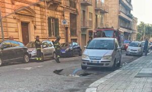 auto sprofonda in una voragine