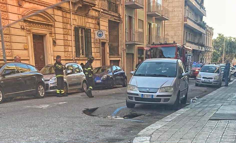 auto sprofonda in una voragine