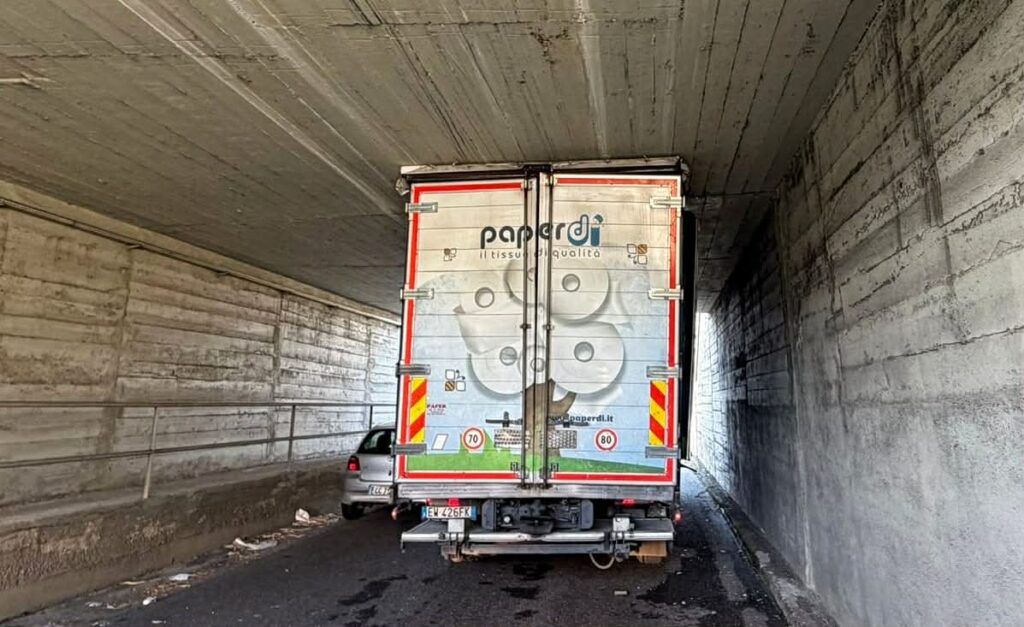 camion incastrato