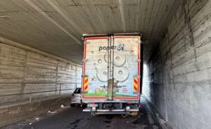 camion incastrato