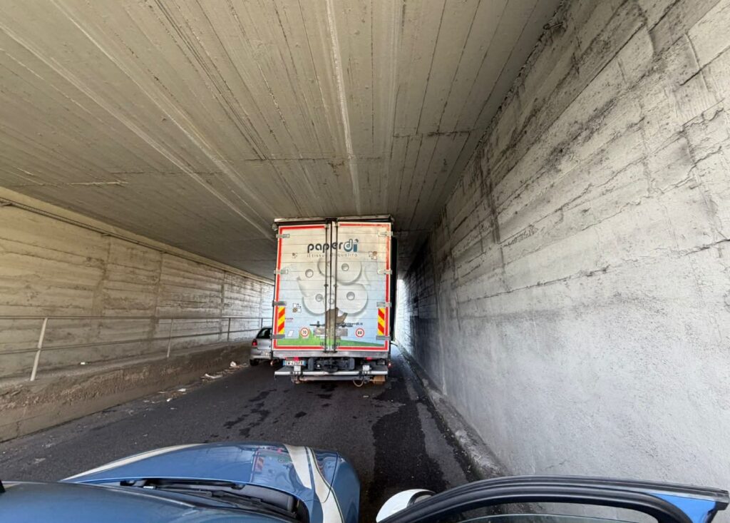 camion incastrato