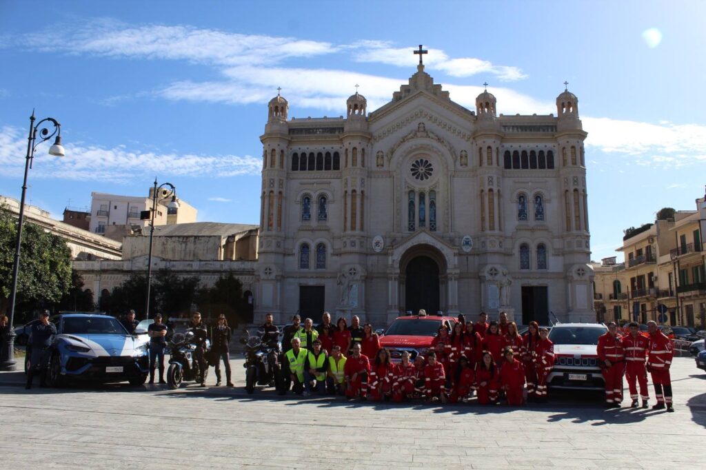 croce rossa polizia stradale e vigili del fuoco a piazza duomo