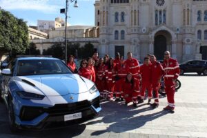 croce rossa polizia stradale e vigili del fuoco a piazza duomo