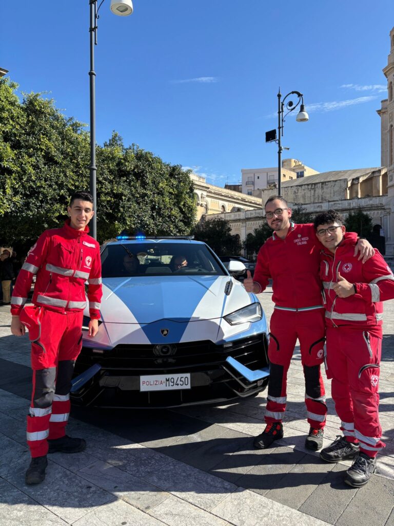 croce rossa polizia stradale e vigili del fuoco a piazza duomo