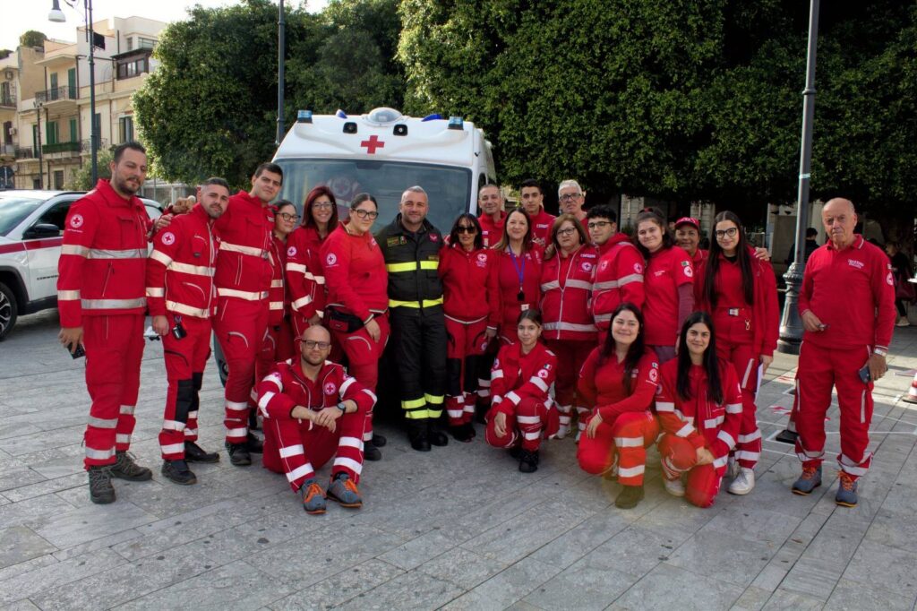 croce rossa polizia stradale e vigili del fuoco a piazza duomo
