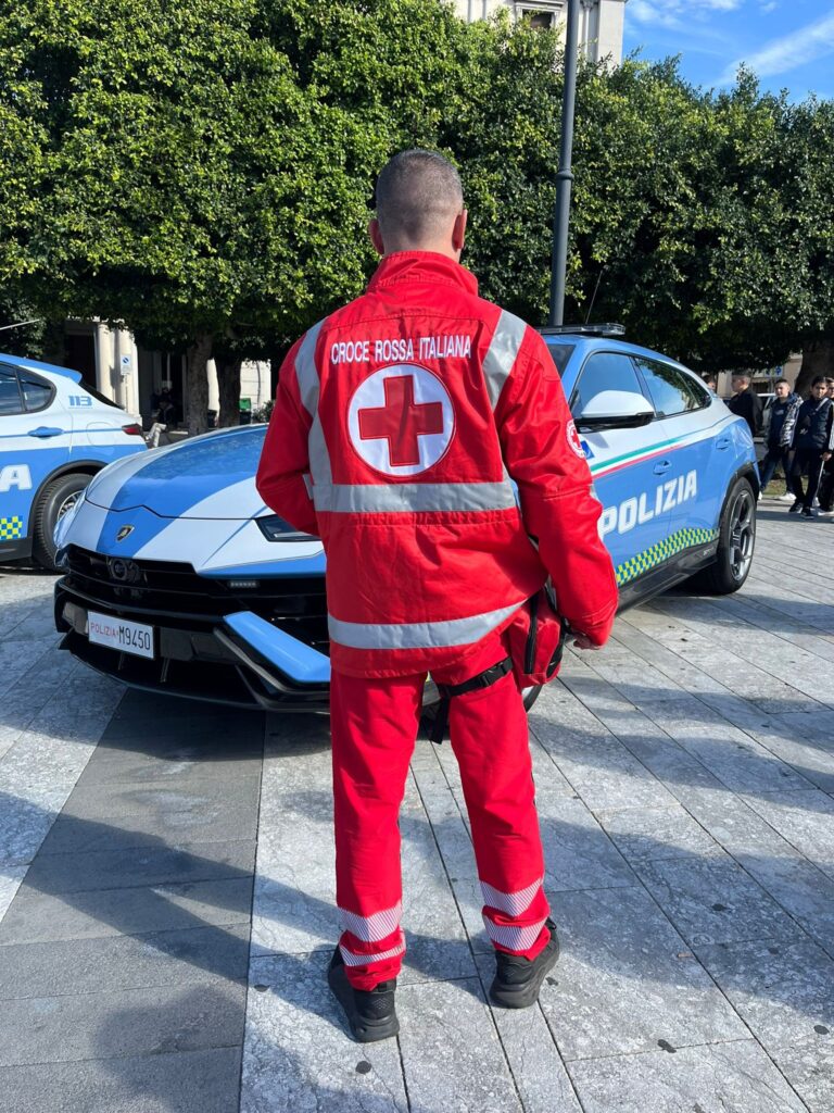 croce rossa polizia stradale e vigili del fuoco a piazza duomo