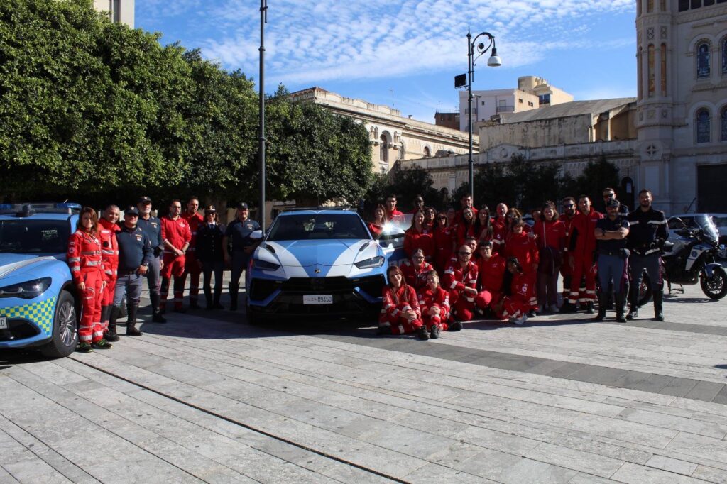 croce rossa polizia stradale e vigili del fuoco a piazza duomo