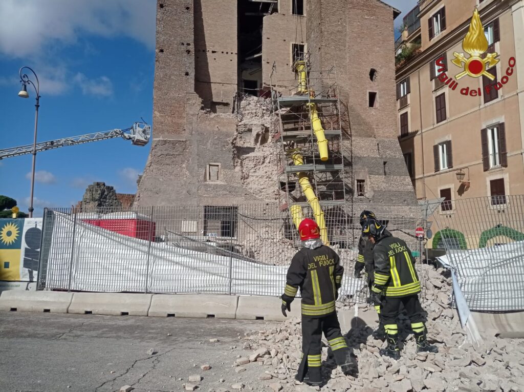 crollo torre dei conti Roma