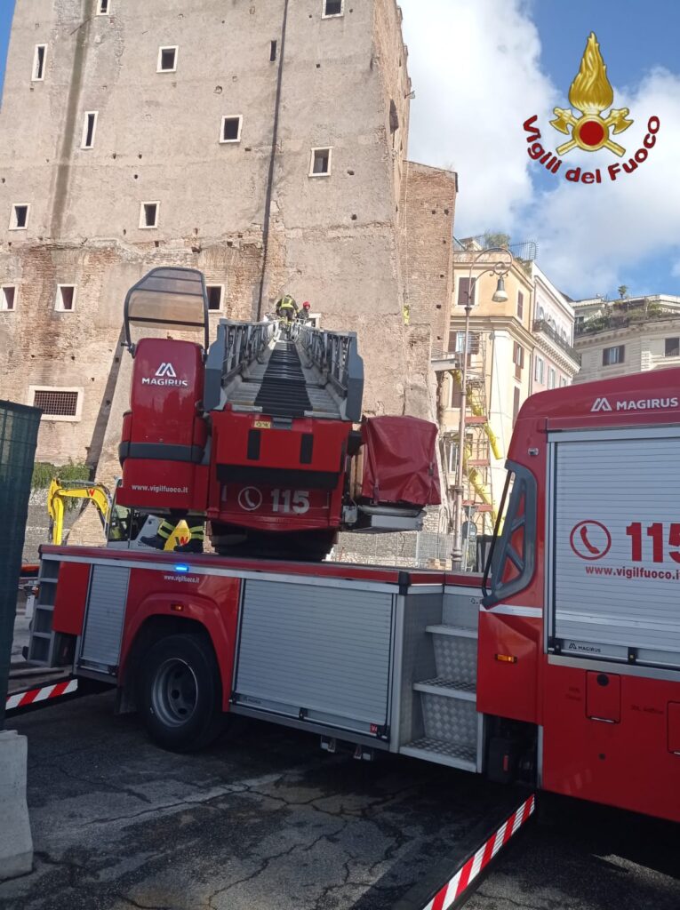 crollo torre dei conti Roma