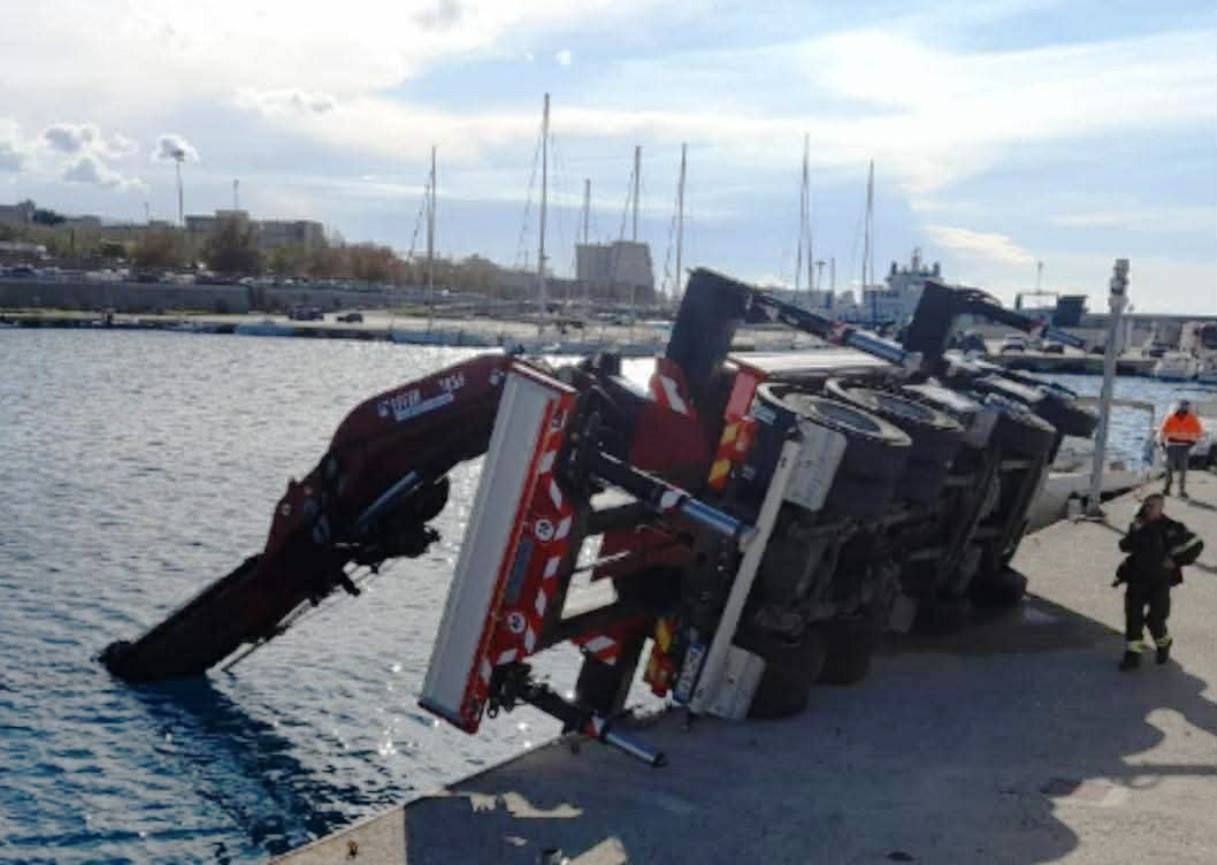 gru cade nel porto di villa san giovanni