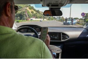 guida con il cellulare