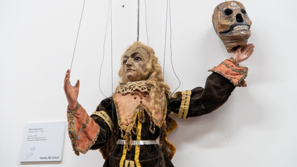 inaugurata mostra Buratto, Fili, Bastoni