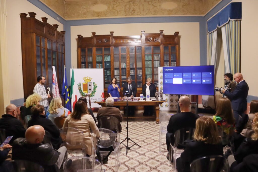 inaugurazione mostra d'arte dedicata a Gianni Versace