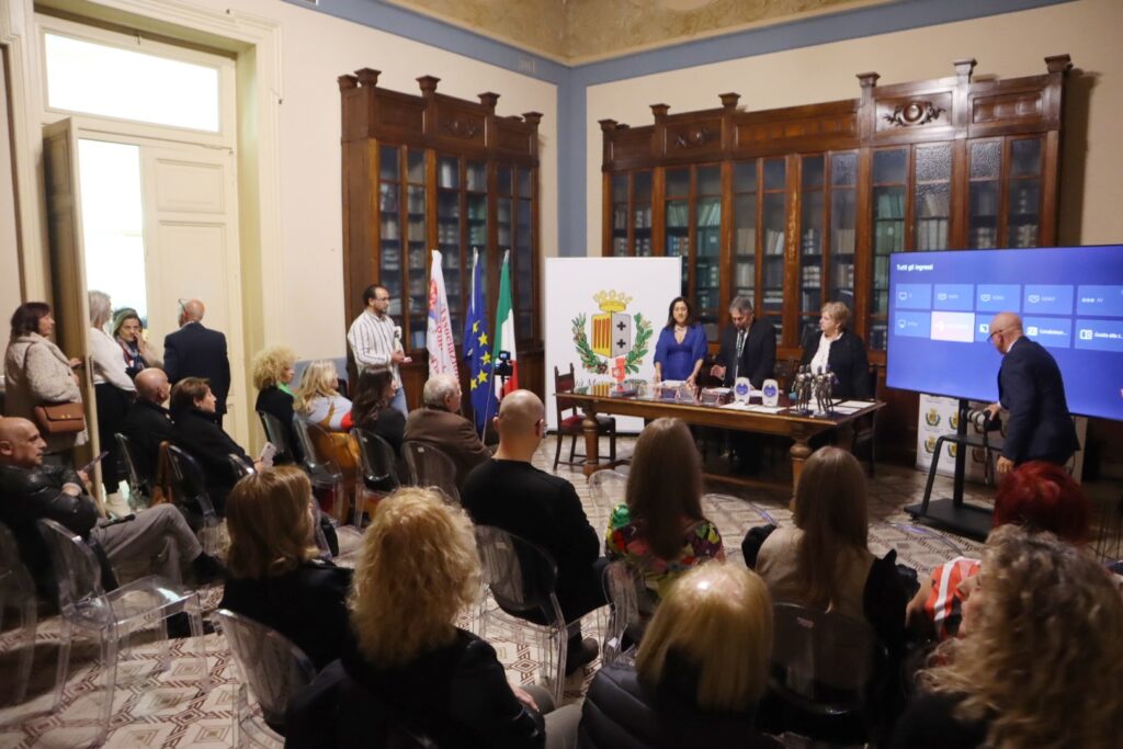 inaugurazione mostra d'arte dedicata a Gianni Versace