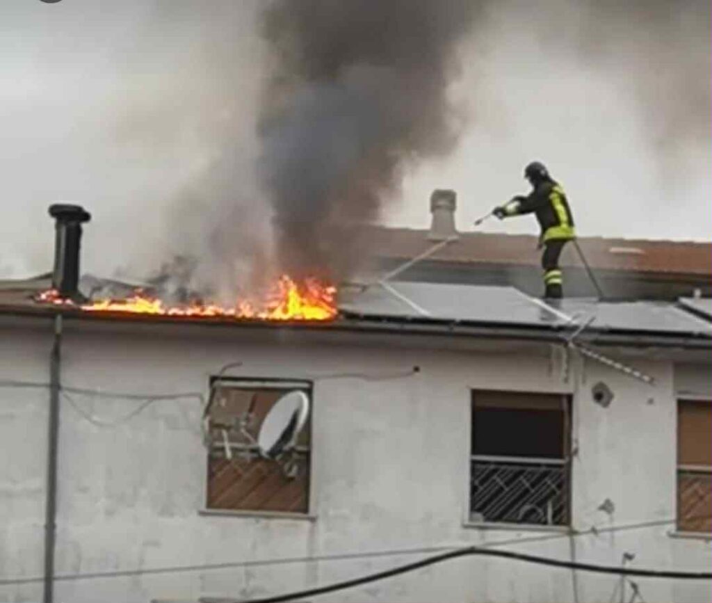 incendio tetto san giovanni in fiore