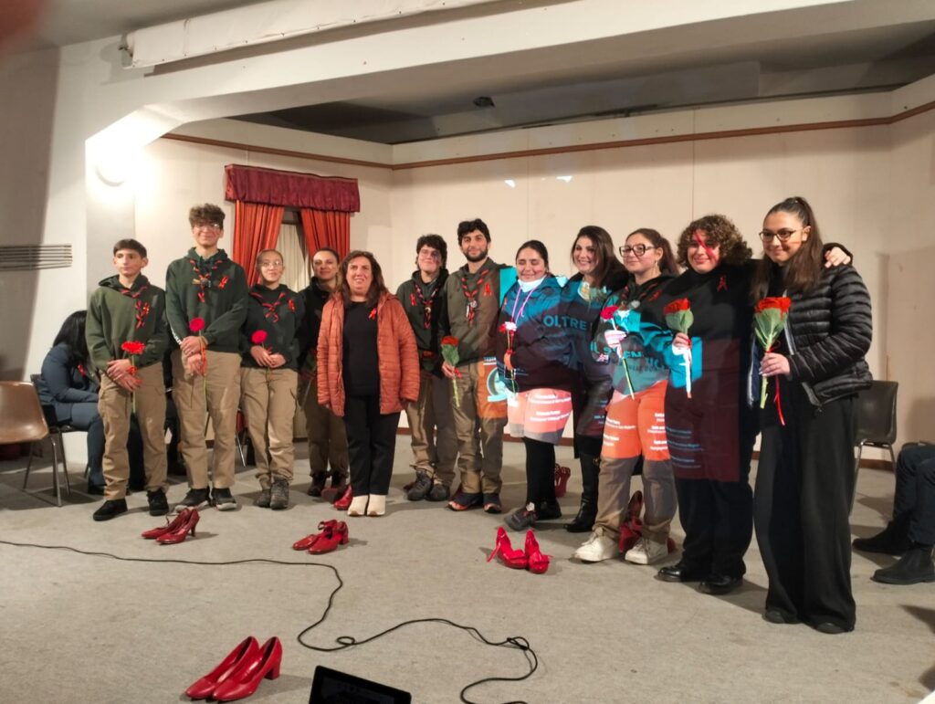 la presidente del Nido dei Nonni Emanuela TURONI con i ragazzi del C.N.G.E.I. di Reggio Calabria