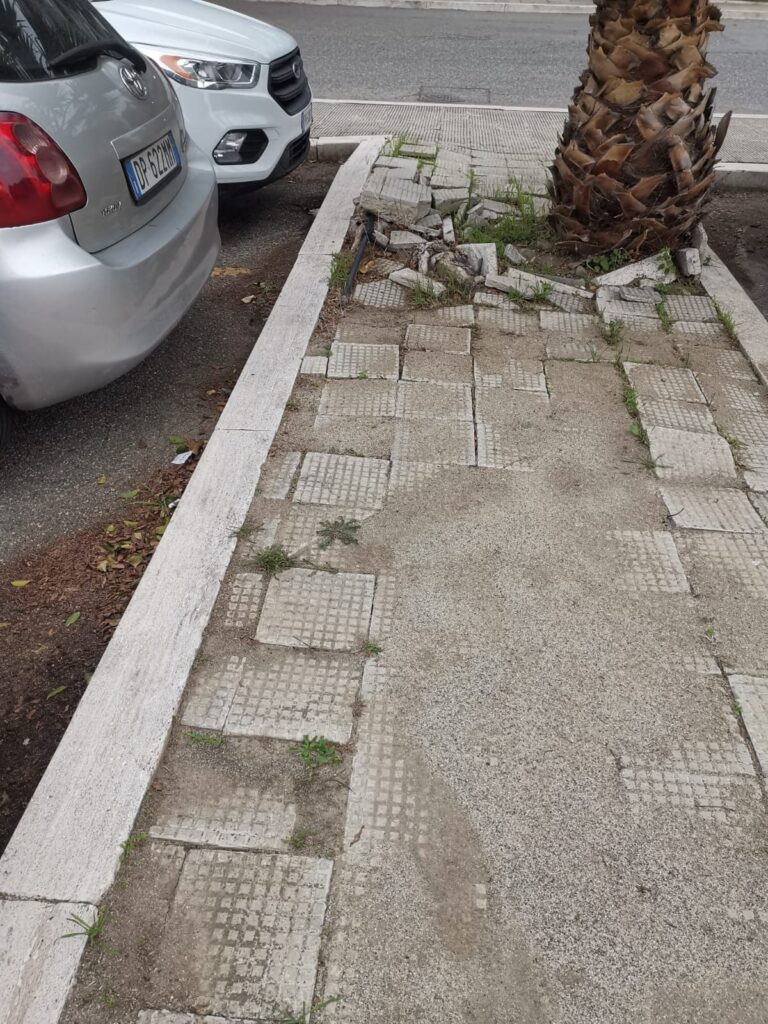 marciapiedi disastrati al ce.dir reggio calabria