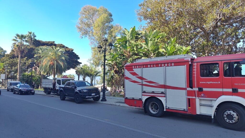 vigili del fuoco e carabinieri lungomare