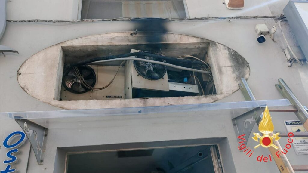 vigili del fuoco incendio impianto di refrigerazione