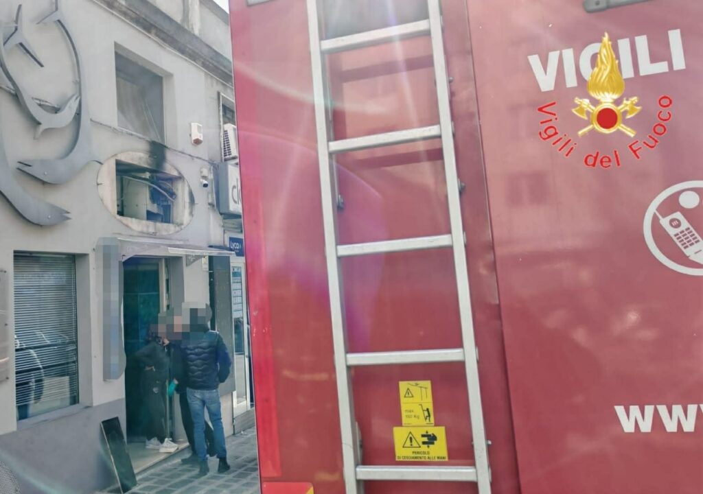 vigili del fuoco incendio impianto di refrigerazione