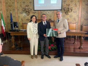 Alessandro Isola Scopelliti premiato alla Camera di Commercio da Antonino Tramontana