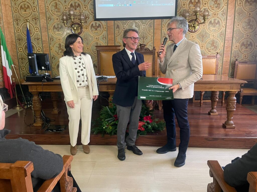 Alessandro Isola Scopelliti premiato alla Camera di Commercio da Antonino Tramontana
