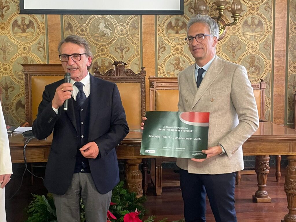 Alessandro Isola Scopelliti premiato alla Camera di Commercio da Antonino Tramontana