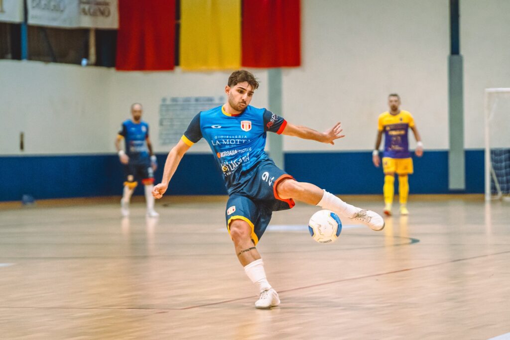 Antonio Adamo al tiro (MESSINA FUTSAL)