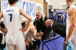 Coach Giovanni Gentile e coach Claudio Pizzuto durante un timeout