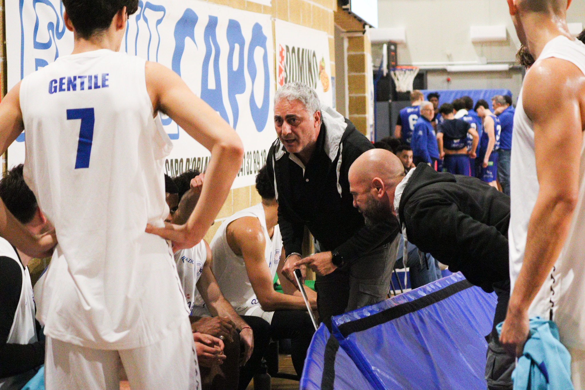 Coach Giovanni Gentile e coach Claudio Pizzuto durante un timeout