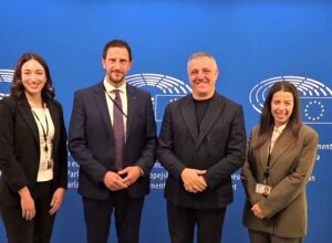 Le vincitrici del premio Baldassarre con De Rose e Ventola