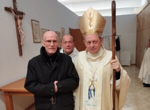 Il vescovo Oliva e Fratel Cosimo con alle spalle il diacono don Mimmo Franco