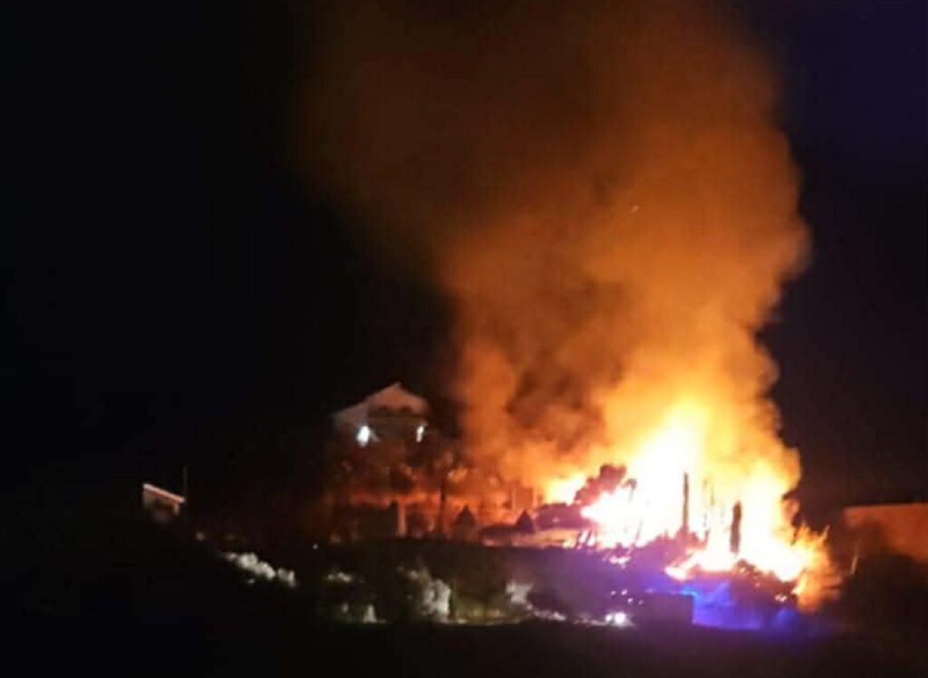 Incendio sala ricevimenti croce valanidi