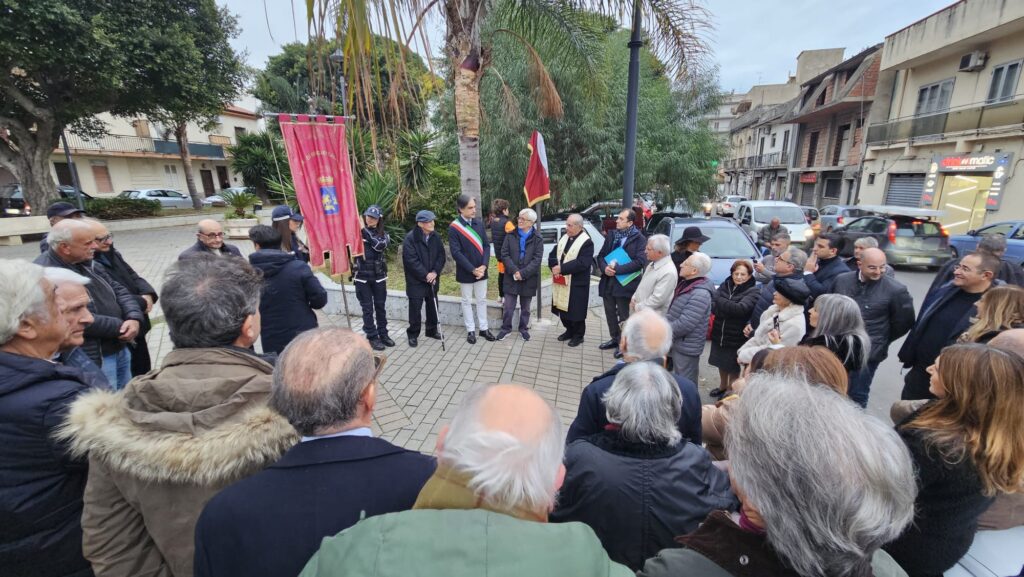 Intitolazione Piazza De Caridi