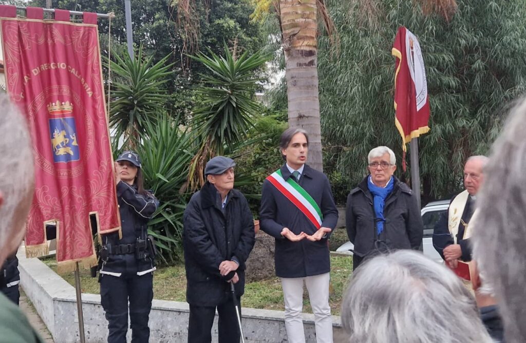 Intitolazione Piazza De Caridi