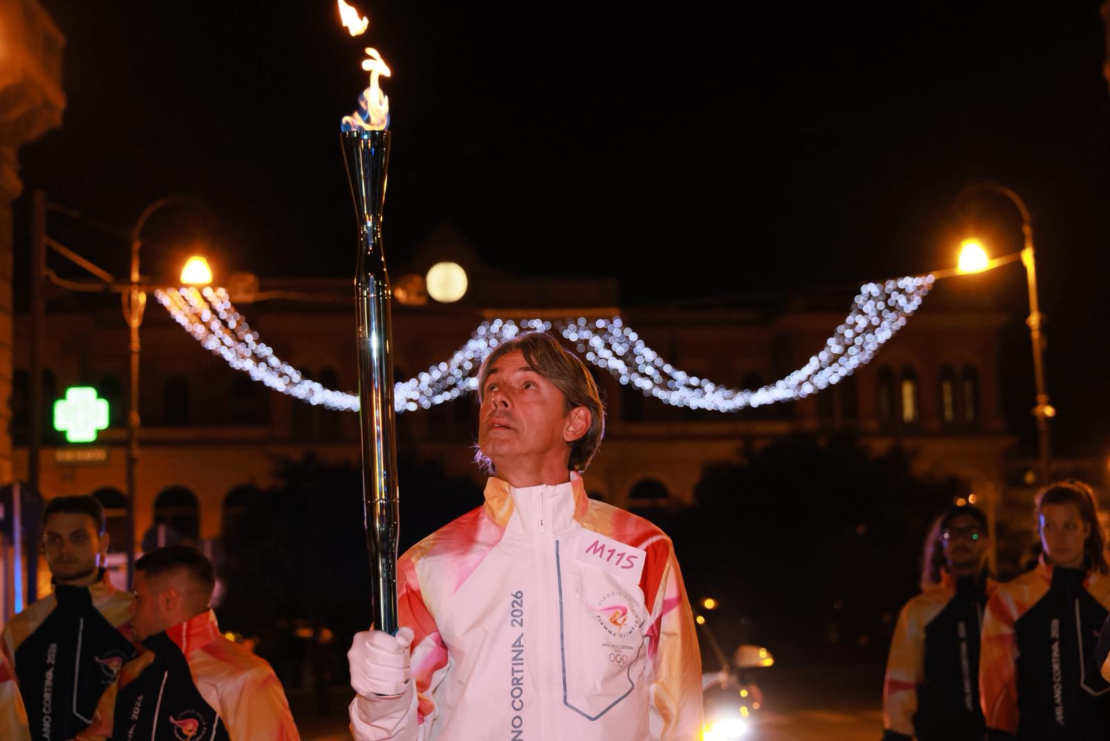 Inzaghi porta torcia olimpica