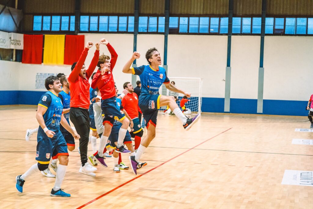 La gioia dei giallorossi a fine partita (MESSINA FUTSAL)
