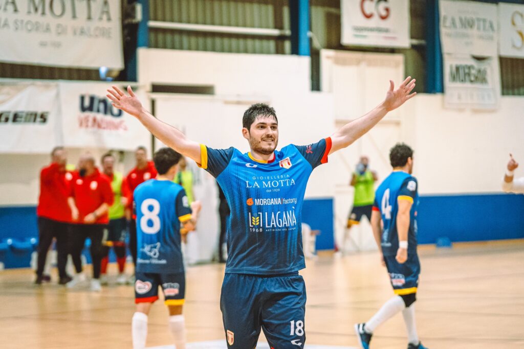 Lautaro Mendez esulta dopo il gol (MESSINA FUTSAL)
