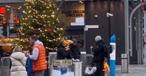 Londra Corano sotto albero di Natale