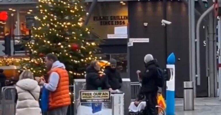 Londra, propaganda islam durante la festa cristiana: Corano gratis sotto l’albero di Natale | VIDEO